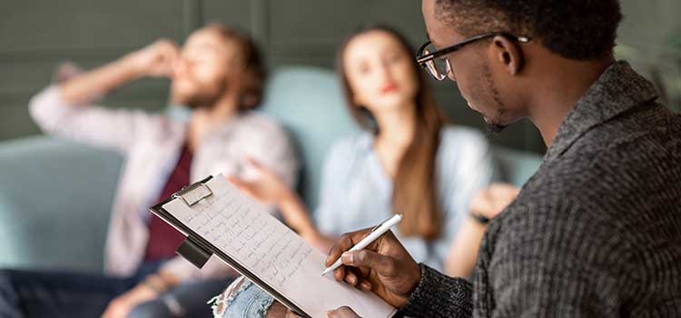 genetic counseling masters student talks to couple about family planning