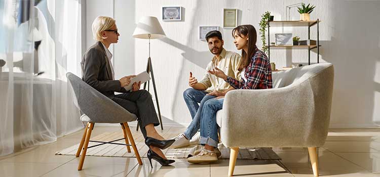 couple relay their differences of opinion to marriage and family therapist